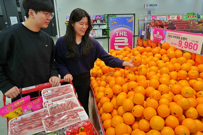 고객이 롯데마트 제타플렉스 서울역점에서 오렌지 상품을 구매하고 있다.