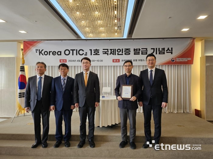 김동구 ORIA 운영위원장과 백용순 ETRI 소장, 류제명 과기정통부 네트워크정책실장, 김한석 쏠리드 전무, 류탁기 SKT 인프라기술담당 부사장(왼쪽부터)이 4일 오전 서울 프레지던트 호텔에서 열린 '중소기업 1호 오픈랜 장비 국제인증 발급 기념식'에서 기념촬영을 하고 있다.