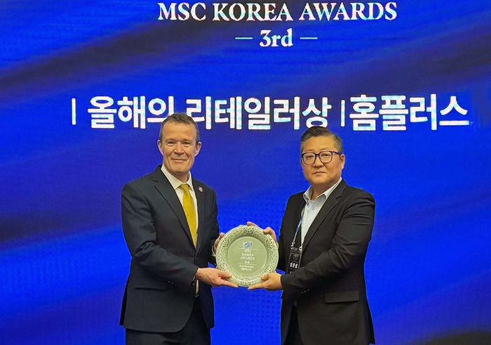 (왼쪽부터) 루퍼스 호우스 해양관리협의회(MSC) CEO, 심완섭 홈플러스 신선식품본부장이 3일 서울 영등포구 소재 콘래드서울호텔에서 열린 시상식에서 기념촬영을 하고 있다.