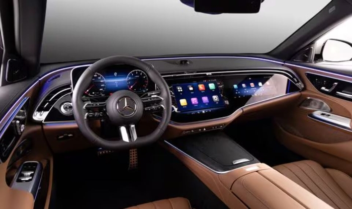 티맵 오토를 장착한 메르세데스-벤츠 E클래스 실내.