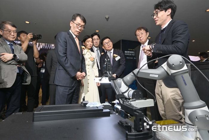 스마트 인젝트 설명 듣는 김성태 IBK기업은행장