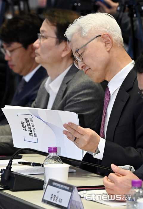 자료살피는 경계현