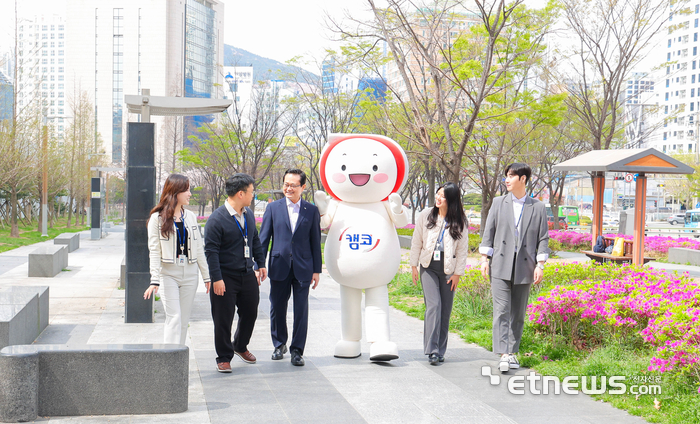 캠코, 임직원 걸음모아 부산지역주민 힐링공간 조성