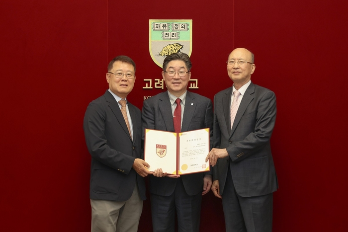 이철호 명예교수와 박현진 정년 후 교수가 고려대 준 연구기관 한국식량안보연구소에 발전기금 1억원을 기부했다. (사진=고려대)