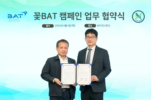 2024년 꽃BAT 캠페인 업무 협약식에서 장유택 BAT로스만스 대외협력팀 전무(오른쪽)와 정경열 자연보호중앙연맹 서울특별시협의회 사무국장이 기념촬영했다. [자료:BAT로스만스]