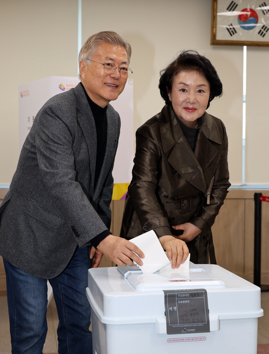 문재인 전 대통령과 부인 김정숙 여사가 5일 오전 경남 양산시 하북면주민자치센터에 마련된 제22대 총선 사전투표소에서 투표하고 있다. 연합뉴스