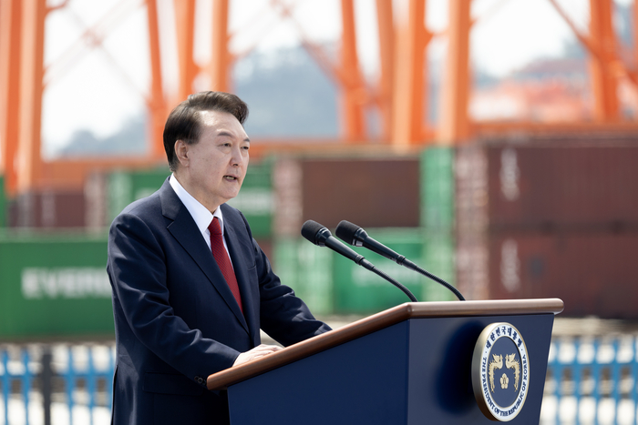 윤석열 대통령이 5일 경남 창원시 진해구 부산항 신항 7부두 개장식에서 기념사를 하고 있다. 대통령실 제공