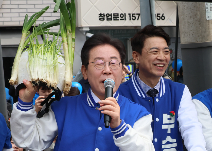 더불어민주당 이재명 대표가 6일 경기 용인시 수지구 풍덕천사거리에서 지원 유세를 하던 중 대파 헬멧을 들어 보이고 있다. 연합뉴스