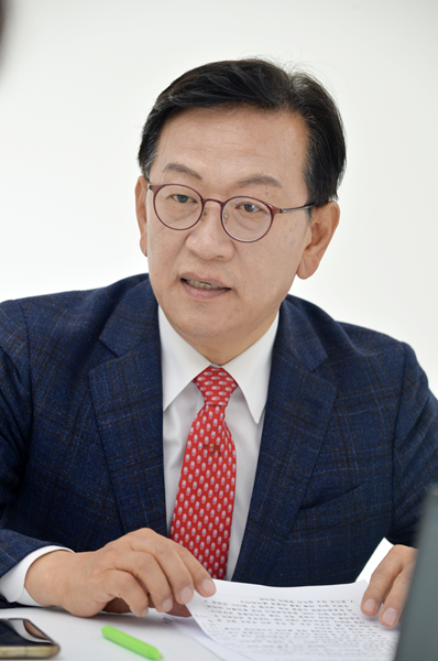 자유통일당 석동현 위원장, 지지율 상승세에 대한 입장 발표