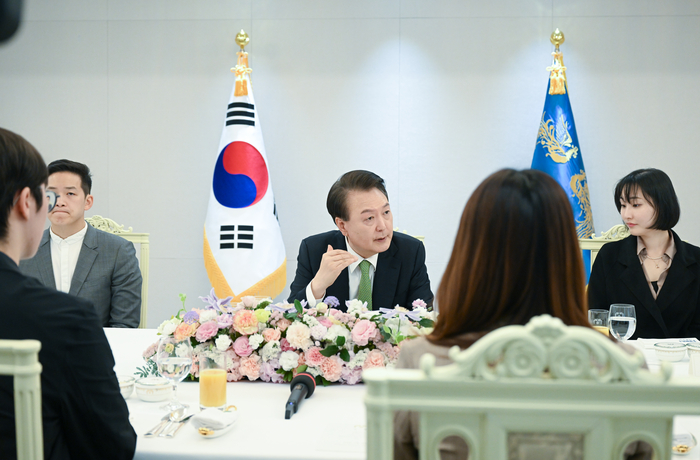 윤석열 대통령이 8일 서울 용산 대통령실 청사에서 열린 스타트업 청년과의 오찬에서 발언하고 있다. 대통령실 제공