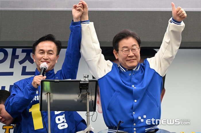 제22대 국회의원 선거를 이틀 앞두고 선거유세 열기가 절정에 달하고 있다. 8일 서울 동작구 남성사계시장에서 이재명 더불어민주당 대표가 서울 동작을 후보의 지지를 호소하고 있다.
 김민수기자 mskim@etnews.com