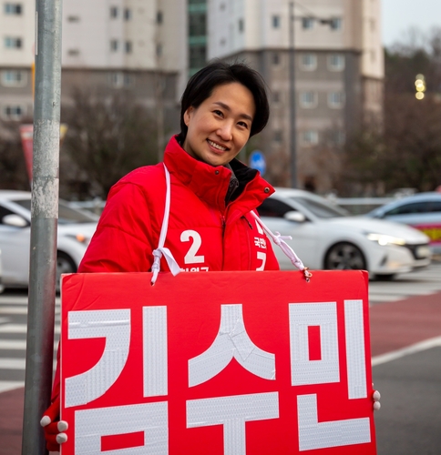 충청권 유일한 2030여성 청년후보인 국민의힘 청주 청원구 김수민 후보가 지역구에서 선거 지지를 호소하고 있다.