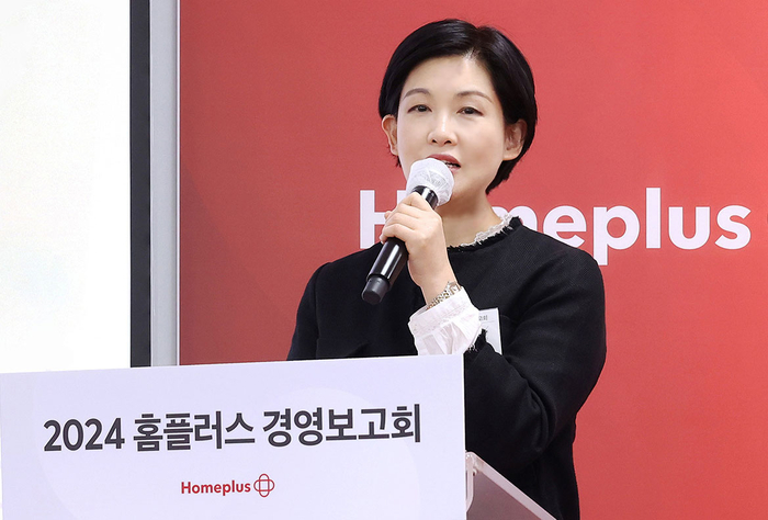 조주연 홈플러스 사장이 8일 서울 등촌동 홈플러스 본사에서 진행된 '2024 홈플러스 경영보고회'에서 2024 홈플러스 비전을 발표하고 있다.