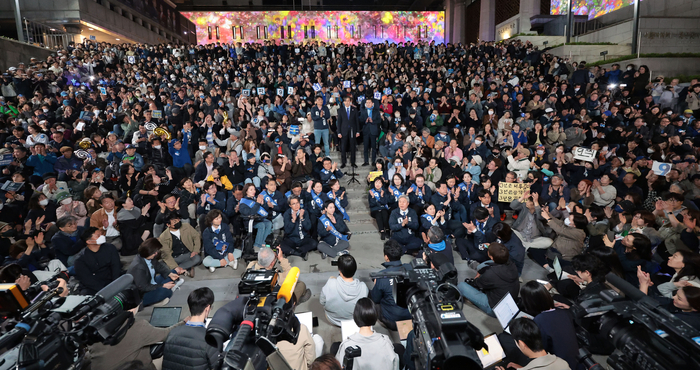 제22대 국회의원선거를 하루 앞둔 9일 오후 조국혁신당 조국 대표가 서울 종로구 세종문화회관 앞에서 취재진 질문에 답하고 있다. 연합뉴스