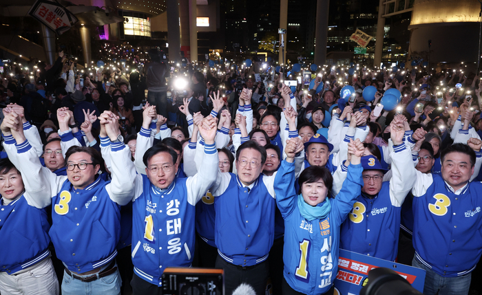 더불어민주당 이재명 대표 등이 9일 용산역 앞 광장에서 열린 '정권심판, 국민승리 총력 유세'에서 퍼포먼스를 하고 있다. 연합뉴스