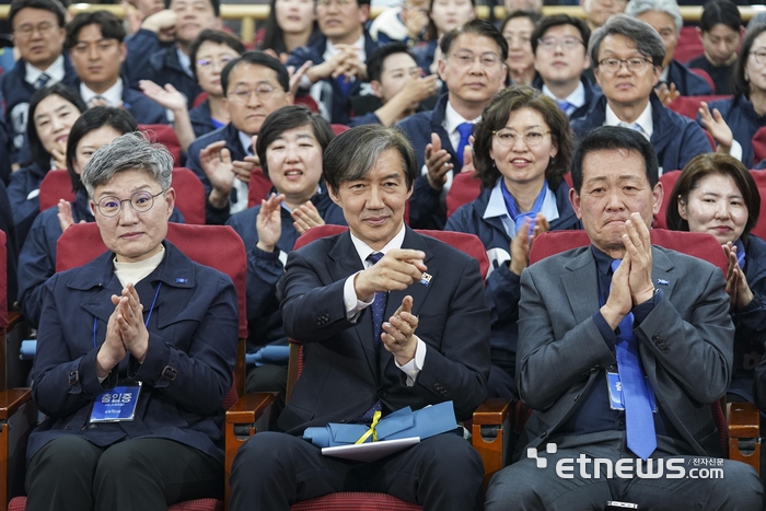 출구조사 결과 확인하는 조국