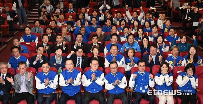 제22대 국회의원 선거가 10일 전국 1만 4259개 투표소에서 동시에 치러졌다. 이재명 더불어민주당 대표 등 지도부가 서울 여의도 국회 의원회관에 마련된 개표상황실에서 방송사 출구조사 결과를 확인하고 있다. 이동근기자 foto@etnews.com