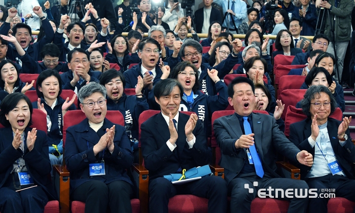 출구조사 결과 확인하는 조국