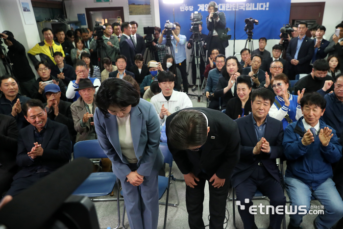 부인 김혜경 씨와 함께 인사하는 이재명 대표