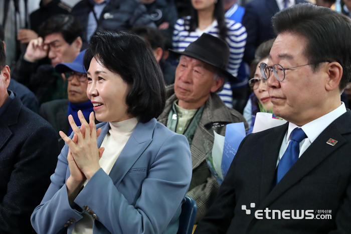 이재명 대표와 개표방송 시청하는 부인 김혜경