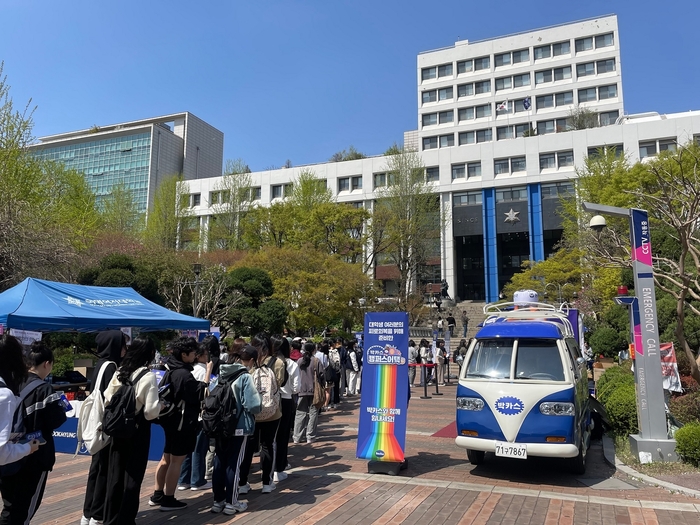 지난 9일 숙명여대에서 열린 박카스 캠퍼스 어택에 참여하기 위해 숙명여대 학생들이 대기하고 있다.