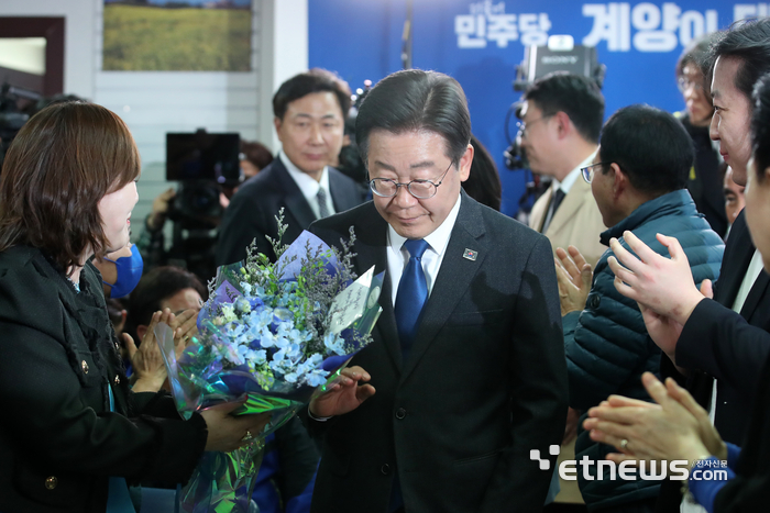 선거상황실 찾은 이재명 대표 '꽃다발은 잠시 후에'