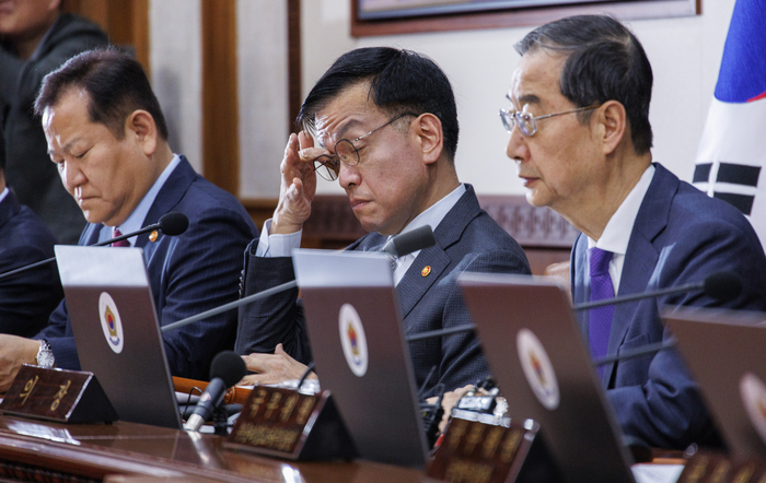 11일 오전 서울 종로구 정부서울청사에서 열린 국무회의에서 최상목 부총리 겸 기획재정부 장관이 한덕수 국무총리의 국가 재정과 관련한 발언을 듣고 있다. [연합뉴스]