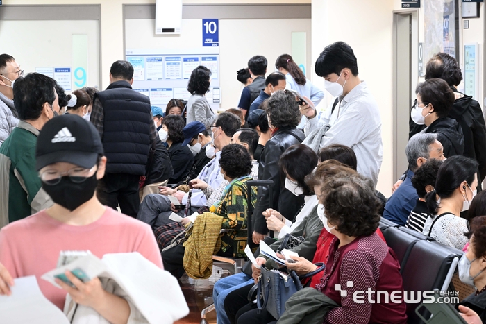 서울 시내 한 병원에 환자들이 진료를 기다리고 있다. 김민수기자 mskim@etnews.com