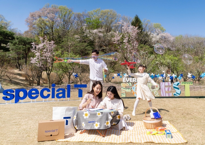 SK텔레콤 홍보 모델이 에버랜드 포레스트 캠프에서 숲캉스 이벤트를 체험하고 있다.