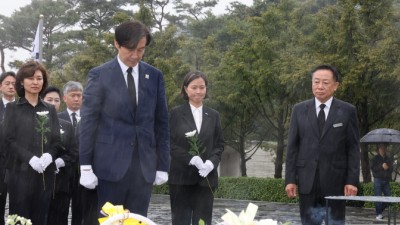 조국혁신당 조국 대표가 15일 오후 비례대표 당선인들과 함께 경남 김해시 진영읍 본산리 봉하마을 고(故) 노무현 전 대통령 묘역을 참배하고 있다