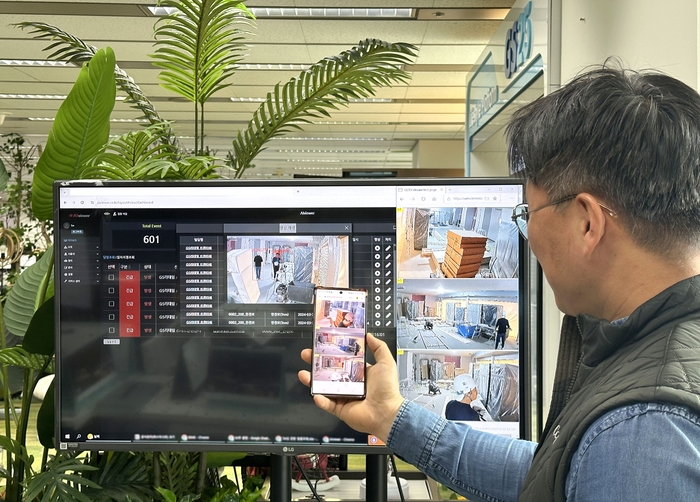 GS25 안전 관리 책임자가 스마트 지능형안전관리 시스템을 확인하고 있다.