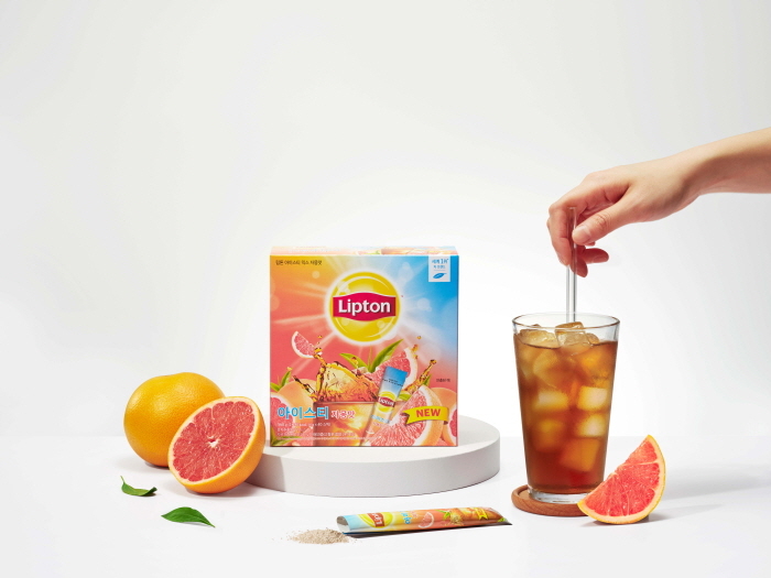 립톤(Lipton)이 신제품 '아이스티 믹스 자몽맛'을 선보인다. 사진=립톤