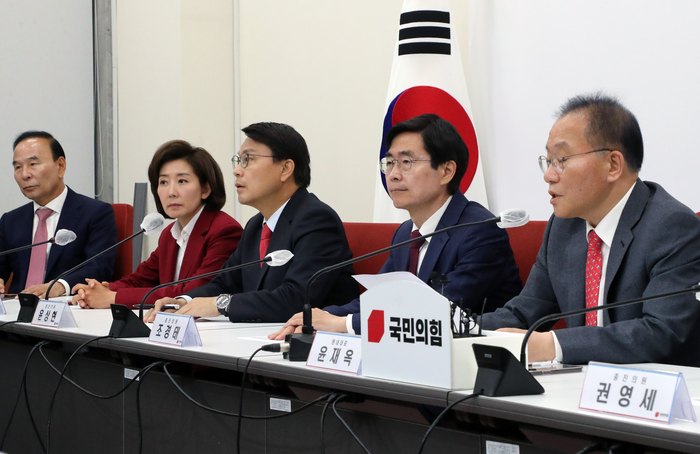 국민의힘 윤재옥 원내대표 겸 당대표 권한대행이 15일 국회에서 4선 이상 중진 당선인들과 간담회를 하고 있다. [공동취재]