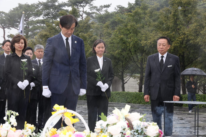 봉하마을 盧 묘역 참배하는 조국 대표