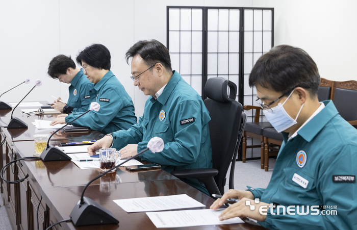 조규홍 보건복지부 장관이 16일 의사 집단행동 중앙사고수습본부 회의를 주재하고 있다.