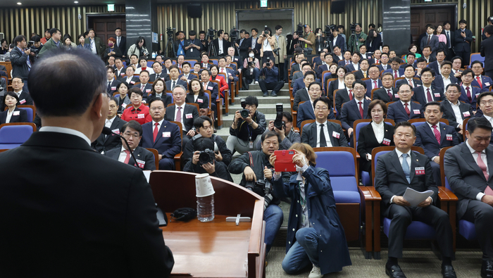 16일 국회에서 열린 국민의힘과 국민의미래 당선자 총회에서 제22대 국회 당선인들이 윤재옥 원내대표 겸 당 대표 권한대행의 인사말을 듣고 있다