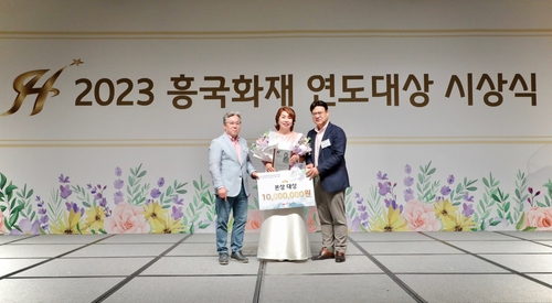 16일 아난티 앳 부산 코브에서 '2023 흥국화재 연도대상 시상식'이 개최됐다. 왼쪽부터 송윤상 흥국화재 대표, 이미선 울산지점 영업팀장, 최강환 개인사업부장.(사진=흥국화재)