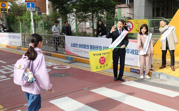 이주호 부총리가 17일 서울 신자초등학교에서 등굣길 교통지도를 하고 있다.[교육부 제공]