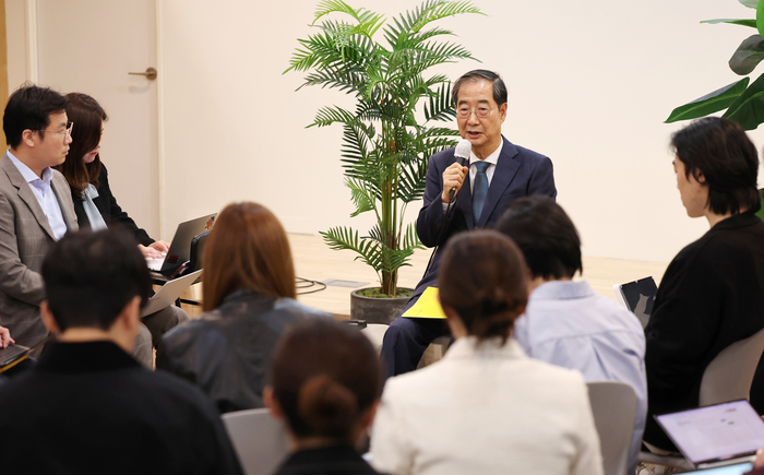 한덕수 국무총리가 17일 오후 정부서울청사에서 열린 출입기자단과의 간담회에서 발언하고 있다. 연합뉴스.