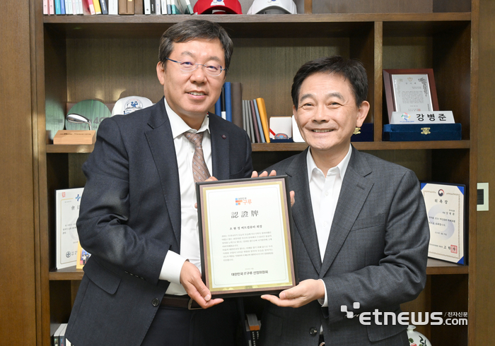 대한민국 IT구루 선정 인증패 전달식이 17일 서울 우면동 전자신문 본사에서 열렸다. 왼쪽부터 강병준 전자신문 대표, 조현정 비트컴퓨터 회장. 김동욱기자 gphoto@etnews.com