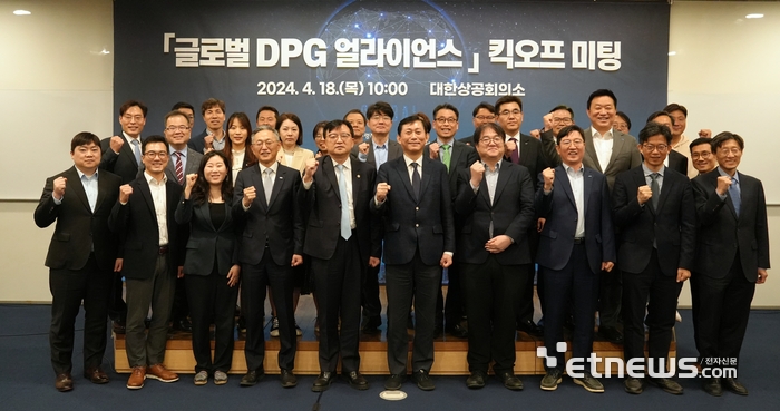 조준희 글로벌 DPG얼라이언스 의장(중앙 왼쪽)과 고진 디지털플랫폼정부위원회 위원장(중앙). [사진= KOSA 제공]