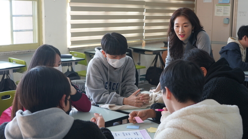 LG생활건강의 '학교야 웃자!' 프로그램 수업 장면. [자료:LG생활건강]