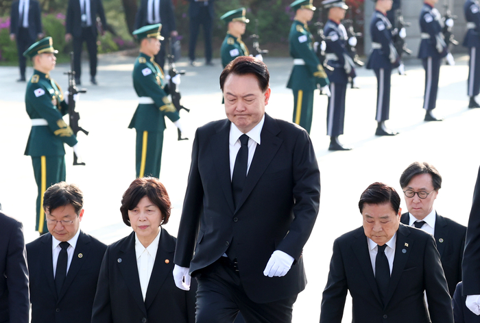 윤석열 대통령이 19일 서울 강북구 국립4·19민주묘지에서 헌화와 분향을 위해 기념탑으로 향하고 있다. 연합뉴스