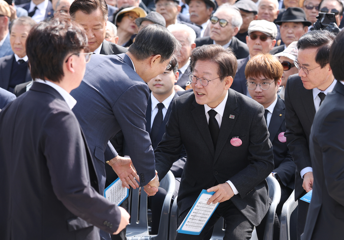 한덕수 국무총리가 19일 오전 서울 강북구 국립 4·19민주묘지에서 열린 제64주년 4·19 혁명 기념식에서 더불어민주당 이재명 대표와 인사하고 있다. 연합뉴스