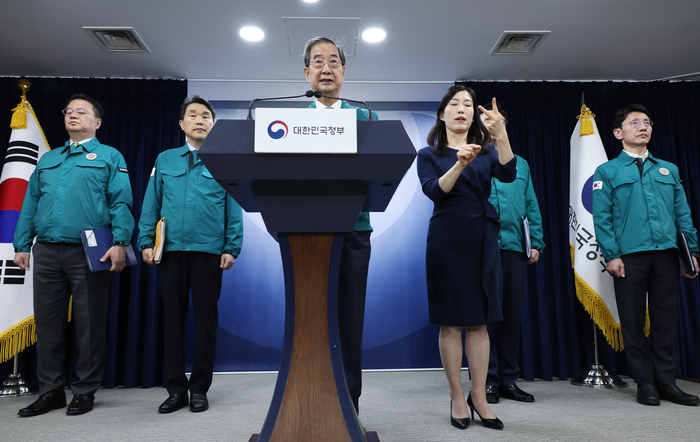 한덕수 국무총리와 관계 장관들이 19일 오후 서울 종로구 정부서울청사에서 의과대학 증원관련 특별 브리핑을 하고 있다. 연합뉴스.