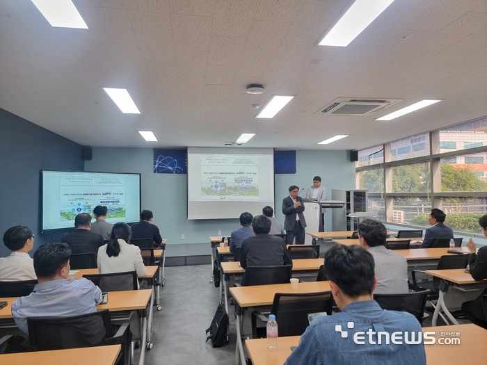 한국광융합산업진흥회는 19일 진흥회 1층 공동훈련센터 교육장에서 광융합산업 관련 산·학·연·관 50여명이 참석한 가운데 광융합산업 혁신생태계 활성화를 위한 '제1회 광융합산업 진흥 포럼'을 개최했다.