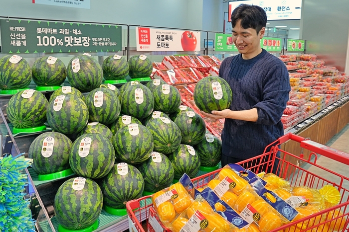 고객이 롯데마트 제타플렉스 서울역점 과일 매장에서 AI 선별 수박과 참외를 구매하고 있다.