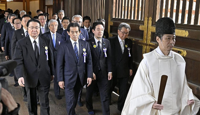 일본 국회의원들이 23일 태평양전쟁 A급 전범이 합사된 야스쿠니신사를 집단 참배했다. 사진=연합뉴스