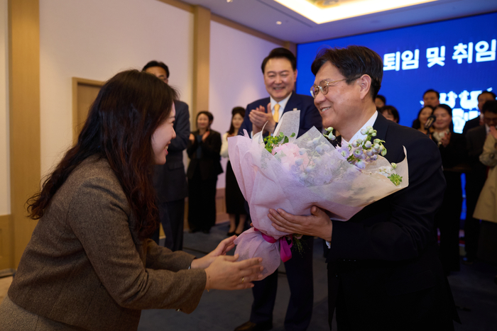 윤석열 대통령이 23일 서울 용산 대통령실 청사에서 열린 이관섭 비서실장 퇴임 및 정진석 신임 비서실장 취임 인사 행사에 참석해 직원으로부터 꽃다발을 받는 이관섭 전임 비서실장을 바라보며 박수를 치고 있다. 2024.4.23. 연합뉴스 [대통령실 제공. 재판매 및 DB 금지]