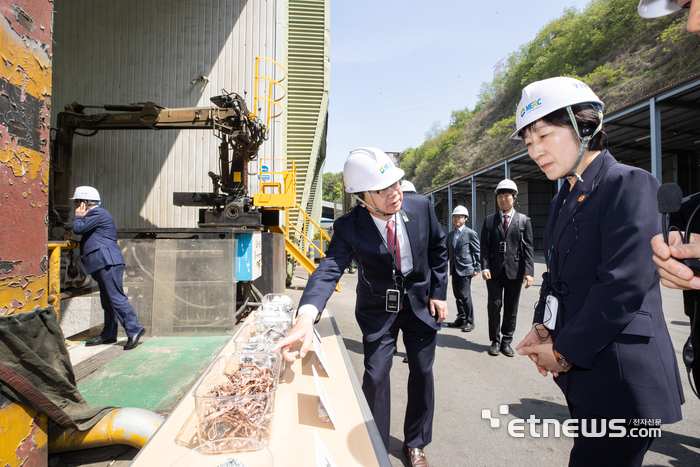 정덕기 E-순환거버넌스 이사장(왼쪽)이 지난해 5월 수도권자원순환센터를 방문한 한화진 환경부 장관에게 폐전자제품 재활용에 대해 설명했다.